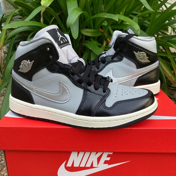 Air Jordan 1 Mid SE - Picture 4 of 7